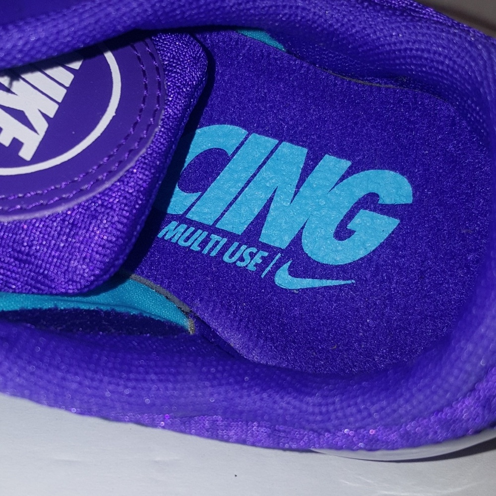 Nike Woman's Cleats - Picture 4 of 8